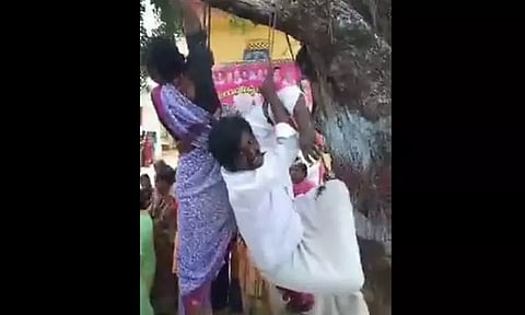 தெலுங்கானாவில் சூனியம் செய்ததாக கூறி கணவன், மனைவியை மரத்தில் கட்டி வைத்து அடித்த கிராம மக்கள்