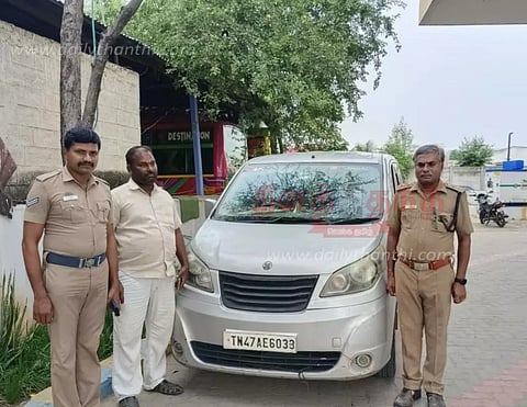 பள்ளிபாளையத்தில் வாடகைக்கு ஓட்டிய சொந்த கார் பறிமுதல்