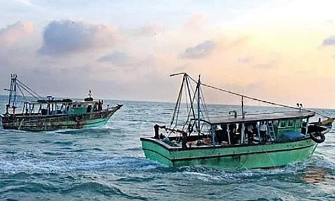 காரைக்காலில் மீனவர்கள் கடலுக்கு செல்ல தடை - மீன்வளத்துறை அறிவிப்பு