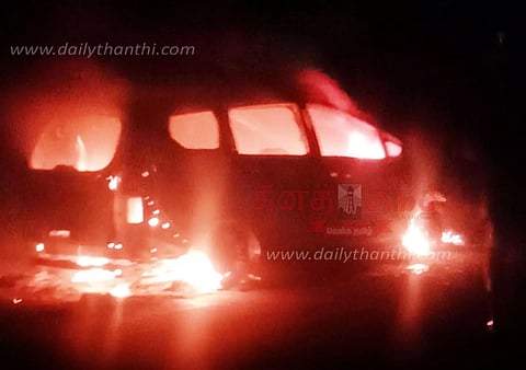 ஓடும் காரில் திடீர் தீ - 5 பேர் உயிர் தப்பினர்