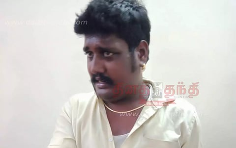 பஸ் நிலையத்தில் பட்டாக்கத்தியுடன் சுற்றித்திரிந்த வாலிபர் கைது