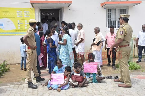 கலெக்டர் அலுவலகத்தில் மாற்றுத்திறனாளி குழந்தையுடன், பெண் தர்ணா