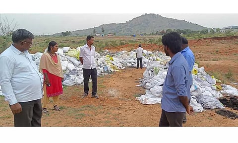 இரவு நேரங்களில் கொட்டப்படும் தொழிற்சாலை கழிவுகள்