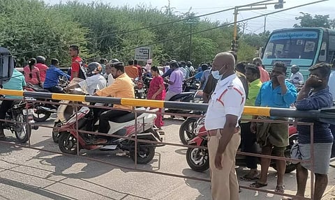 சிக்னல் குளறுபடியால் நடுவழியில் நின்ற ரெயில்