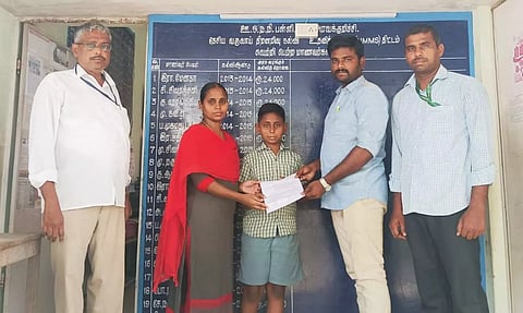 விபத்தில் தந்தையை இழந்த மாணவர்களுக்கு உதவி