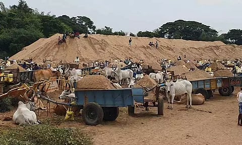மணல் மாட்டு வண்டி தொழிலாளர்கள் உள்ளிருப்பு போராட்டம்