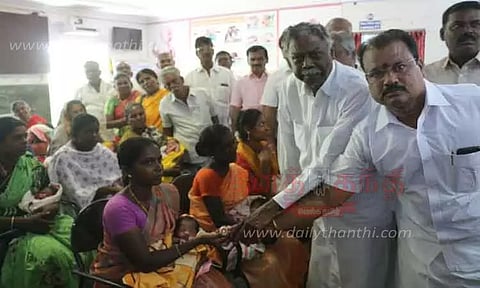 அரசு ஆஸ்பத்திரியில் பிறந்த குழந்தைகளுக்கு தங்க மோதிரம்; தனுஷ்கோடி ஆதித்தன் அணிவித்தார்