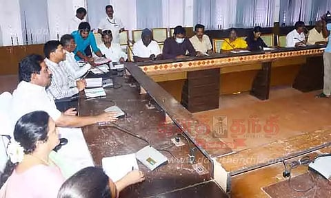 மாநகராட்சி விரிவாக்க பகுதிகளில் அடிப்படை வசதிகளை மேம்படுத்த வேண்டும்-அமைச்சர் மூர்த்தி, அதிகாரிகளிடம் கண்டிப்பு