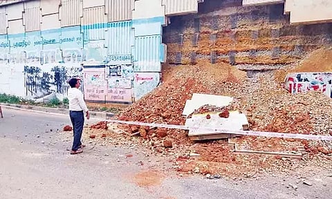 தஞ்சாவூரில் உள்ள உயர்மட்ட பாலத்தின் பக்கவாட்டு சுவர் திடீரென சரிந்து விழுந்ததால் பரபரப்பு..!