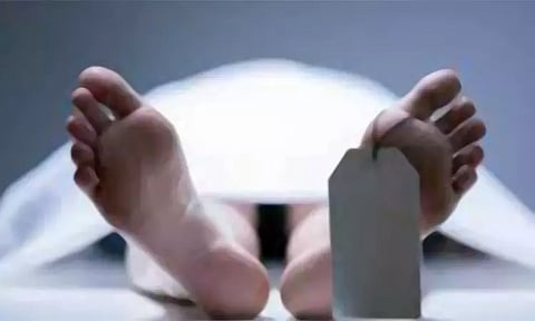 மரம் விழுந்ததில் படுகாயம் அடைந்த கர்ப்பிணி பெண் போலீசின் கணவர் பலி