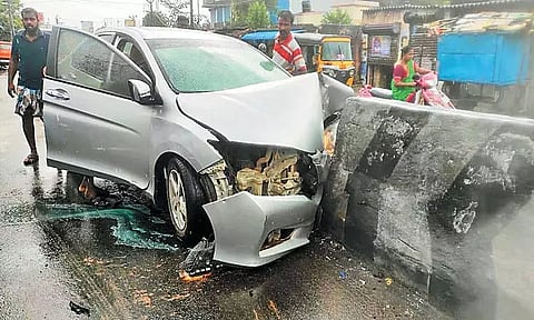 குன்றத்தூர் அருகே கொட்டும் மழையில் தடுப்பு சுவரில் மோதிய கார்
