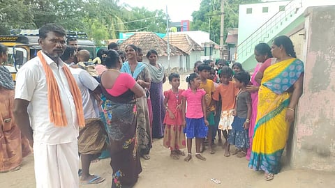 ஓட்டப்பிடாரம் அருகே மாணவ, மாணவியரை பள்ளிக்கு அனுப்ப மறுத்து பெற்றோர்கள் போராட்டம்