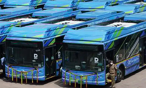 2025க்குள் 2,000க்கும் மேற்பட்ட மின்சார பேருந்துகளை இயக்க டெல்லி அரசு திட்டம்