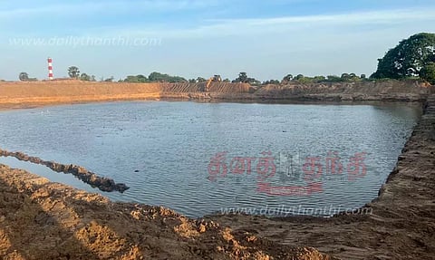 ரூ.4 லட்சத்தில் தோப்பு ஊருணி தூர்வாரப்பட்டது