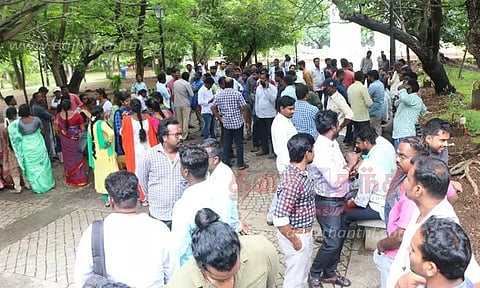 மேல்நிலை எழுத்தர்கள் விடுப்பு எடுத்து போராட முடிவு