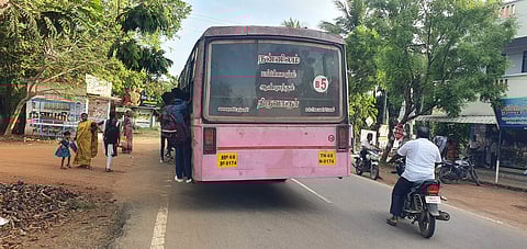 ஆபத்தை உணராமல் பஸ்படிக்கட்டில் தொங்கிய படி பயணம் செய்யும் மாணவர்கள்