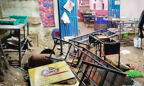 ஓட்டலை சூறையாடி விட்டு வாடிக்கையாளரை அரிவாளால் வெட்டிய 3 பேர் கும்பல்