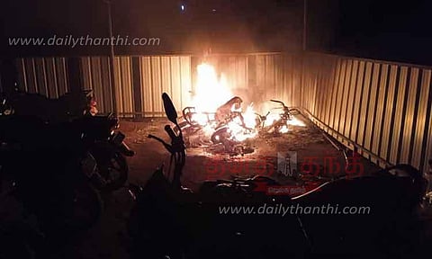 வாகன காப்பகத்தில் மோட்டார் சைக்கிள்களுக்கு தீவைப்பு
