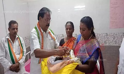 அரசு ஆஸ்பத்திரியில் பிறந்த குழந்தைகளுக்கு தங்க மோதிரம்; ரூபி மனோகரன் எம்.எல்.ஏ. அணிவித்தார்