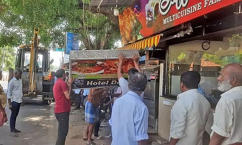 கன்னியாகுமரியில் சாலையோர ஆக்கிரமிப்புகள் அகற்றம்