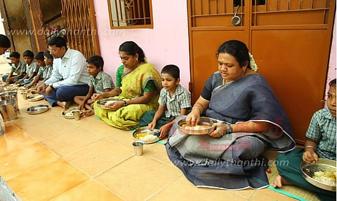 ஆய்வுக்கு சென்ற இடத்தில் பள்ளி குழந்தைகளுடன் உணவருந்திய மேயர், கமிஷனர்