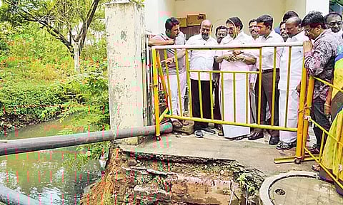 சென்னையில் மழை பாதிப்புகளை நேரில் ஆய்வு செய்த அமைச்சர்கள்