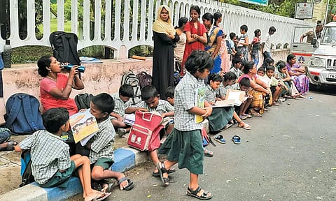 பள்ளியை வேறு இடத்திற்கு மாற்ற எதிர்ப்பு... கலெக்டர் அலுவலக வளாகத்தில் பெற்றோர்கள், மாணவர்கள் போராட்டம்