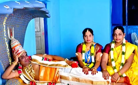 நானே விஷ்ணு... நானே கிருஷ்ணா...! 2 மனைவிகள், பாம்பு படுக்கையென ஊரையே ஏமாற்றிய தமிழக சாமியார்...!