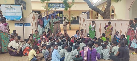 ஓட்டப்பிடாரம் அருகே பள்ளி மாணவர்கள், பெற்றோர்கள் தர்ணா போராட்டம்