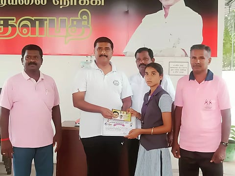 விளாத்திகுளம் அருகே சிலம்பம் போட்டியில் சாதனை படைத்த மாணவிக்கு பரிசு