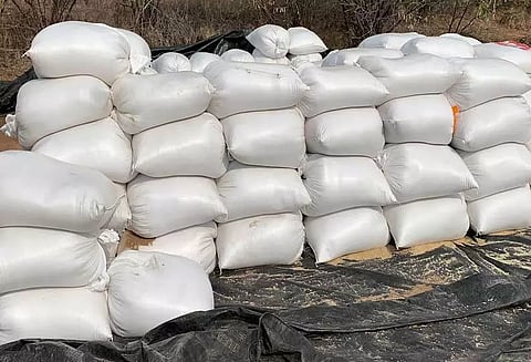 விளாத்திகுளம் அருகே காரில் கடத்தி செல்லப்பட்ட 42 மூட்டை ரேஷன் அரிசி பறிமுதல்