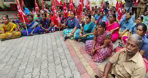 தர்மபுரி நகராட்சி அலுவலகத்தில் ஒப்பந்த தூய்மை பணியாளர்கள் உள்ளிருப்பு போராட்டம்