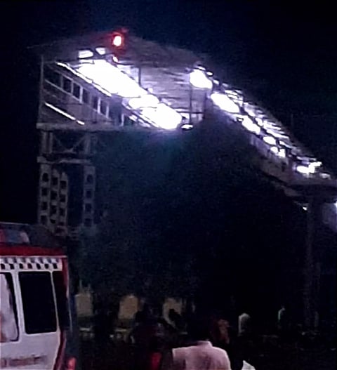 ரெயில் நிலைய மேம்பால நடைமேடை கூரையில் தீ