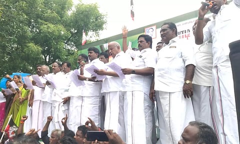 பெரம்பலூரில் அ.தி.மு.க.வினர் ஆர்ப்பாட்டம்