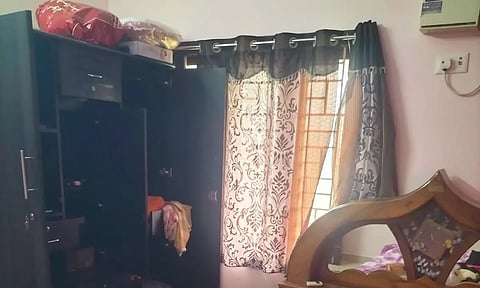 வீட்டின் பூட்டை உடைத்து 10 பவுன் நகை-பணம் திருட்டு