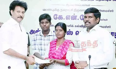முதல்-அமைச்சரிடம் உதவி கோரிய சிறுமியின் கல்விக்கட்டணத்துக்கான காசோலையை அமைச்சர் வழங்கினார்