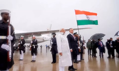 கொட்டும் மழையில் ராணுவ தளத்தில் அணிவகுப்பை ஏற்று கொண்ட பிரதமர் மோடி; வீடியோ வெளியீடு