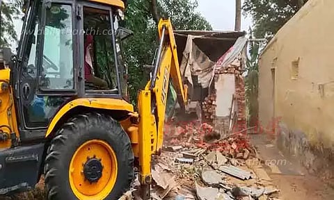 மறைமலைநகர் அருகே தாவரவியல் பூங்கா அமைக்கப்பட உள்ள இடத்தில் இருந்த ஆக்கிரமிப்பு வீடுகள் அகற்றம்