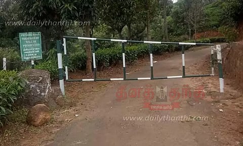 சாலையில் அமைத்த நுழைவு வாயிலை அகற்ற வேண்டும்