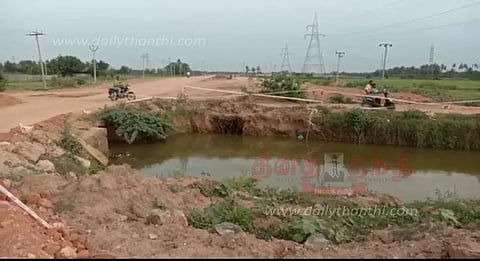 புறவழிச்சாலை பணியால் வாய்க்கால்கள் மூடல்