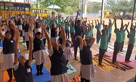 தென்காசி ஸ்பெக்ட்ரம் பள்ளியில் மாணவ-மாணவிகள் யோகாசனம் செய்தபோது எடுத்த படம்.