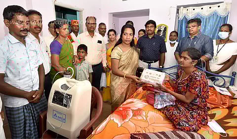 சுவாச கோளாறு பாதித்த பெண்ணின் வீட்டுக்கு சென்று உதவிய கலெக்டர்