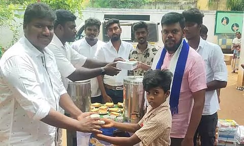 பள்ளி மாணவ-மாணவிகளுக்கு கல்வி உபகரணங்கள்