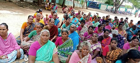 பள்ளியில் அமர்ந்து பெற்றோர்கள் தர்ணா போராட்டம்