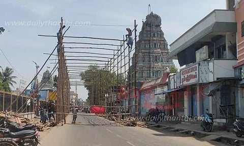கோவில் முன் பந்தல் அமைக்கும் பணி மும்முரம்