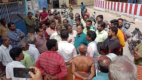 தோவாளை சுப்பிரமணியசாமி கோவிலுக்கு செல்லும் நடைபாதையில் அமைத்த மேற்கூரையை அகற்ற வந்த அதிகாரிகள்