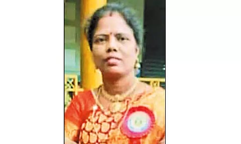 லாரி சக்கரத்தில் சிக்கி பள்ளி ஆசிரியை பலி: கணவர் கண் எதிரே பரிதாபம்