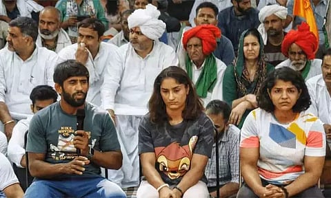 ஆசிய விளையாட்டு, உலக சாம்பியன்ஷிப் போட்டிக்கான தகுதி தேர்வில் பங்கேற்க போராட்டத்தில் ஈடுபட்ட மல்யுத்த வீரர்களுக்கு வாய்ப்பு