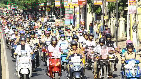 பெண் போலீசார் வாகன பேரணி