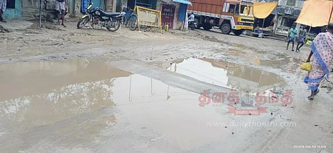 சேறும், சகதியுமான சாலையை சீரமைக்க வேண்டும்